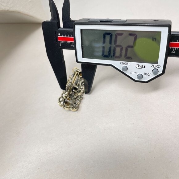 Filigree Brooch Green Faceted Glass Stones Ornate Scroll Old Money Vintage SIlve - Picture 9 of 9